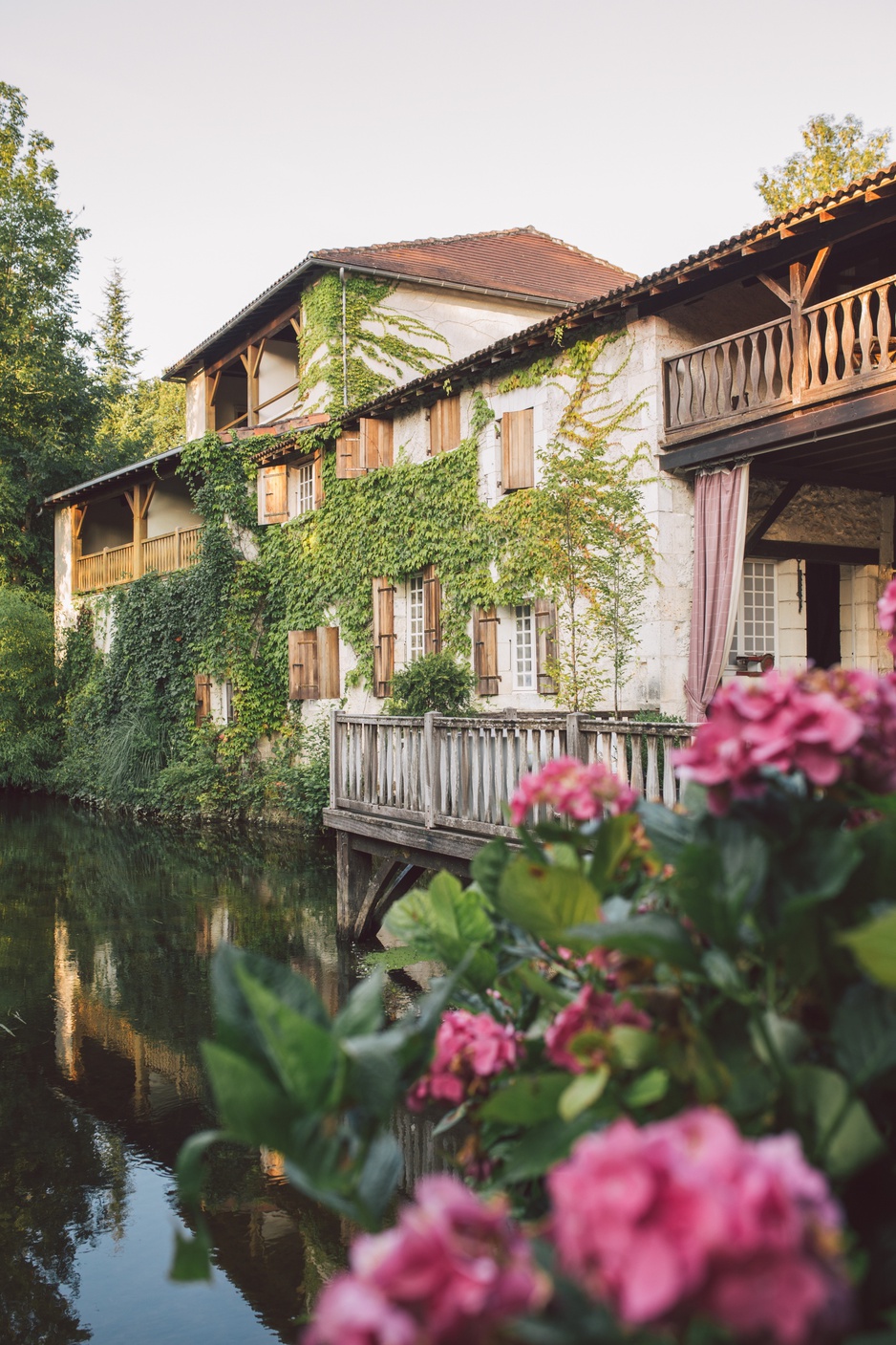 Hotel Le Moulin du Roc on the river Dronne