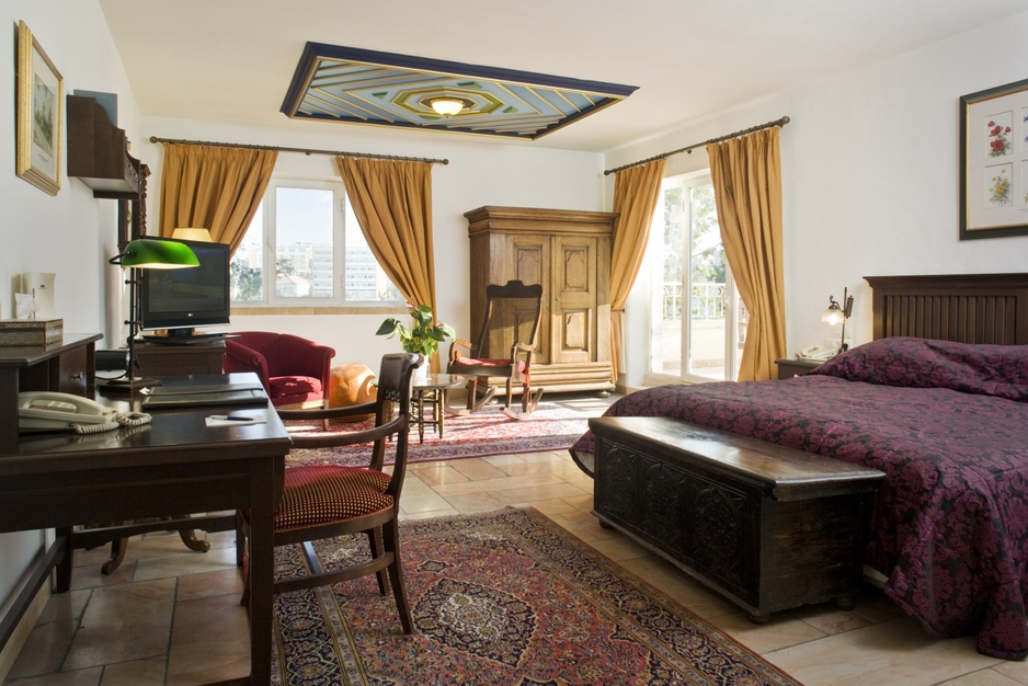 American Colony Hotel bedroom