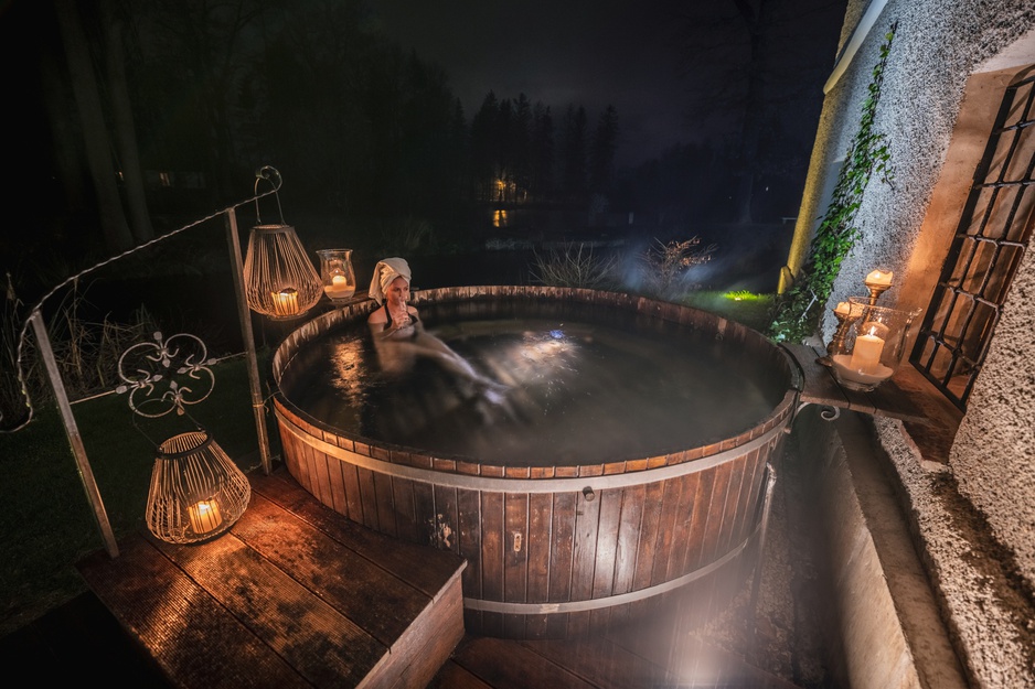 Karpniki Castle Hot tub with thermal water