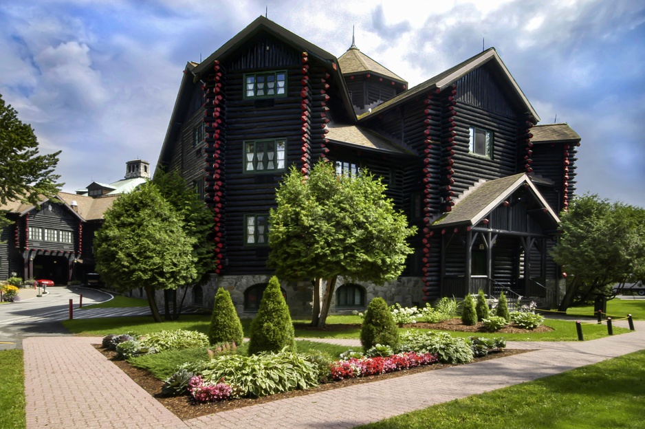 Fairmont Le Château Montebello - World's Biggest Log Building