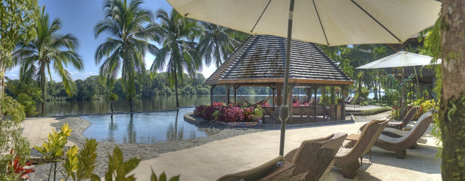 Tortuga Lodge pool relax