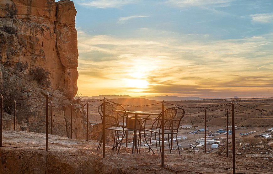 Kokopelli's Cave - A hotel in New Mexico's 60 million-year-old sandstone cliff