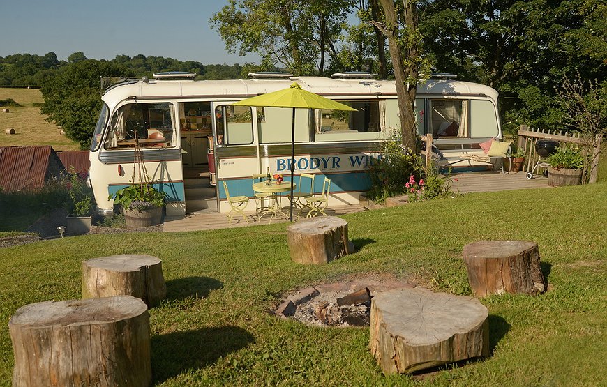 The Majestic Bus - Hippie Life In The British Countryside