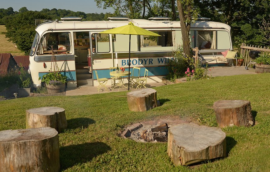 The Majestic Bus - Hippie Life In The British Countryside