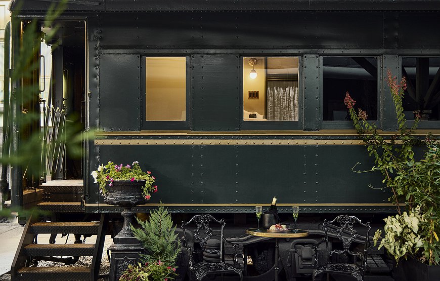 The Chalet - Train Station Hotel with Luxurious Pullman Carriages