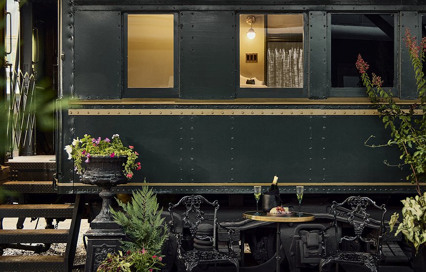 The Chalet - Train Station Hotel with Luxurious Pullman Carriages