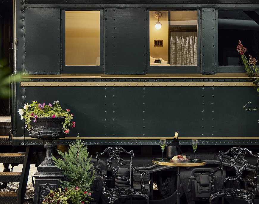 The Chalet - Train Station Hotel with Luxurious Pullman Carriages