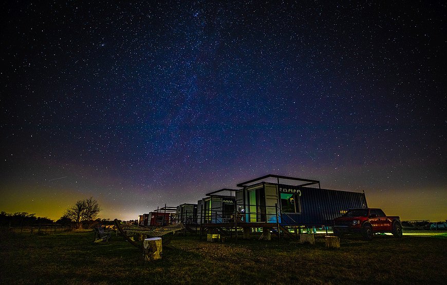 FlopHouze - Shipping Container Hotel In Texas