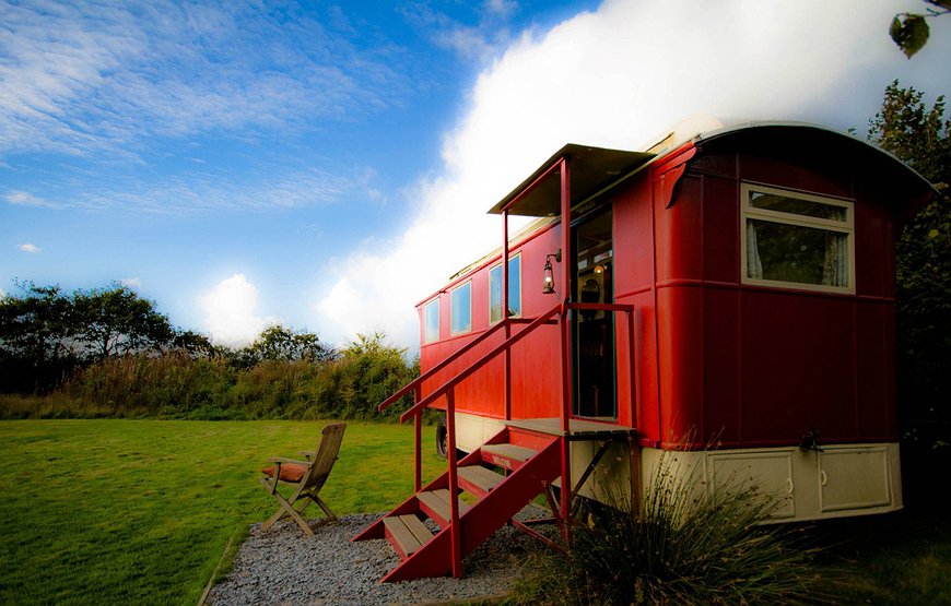 Romany Gypsy Caravan & Showmans Waggon - Unusual Rural Relaxation