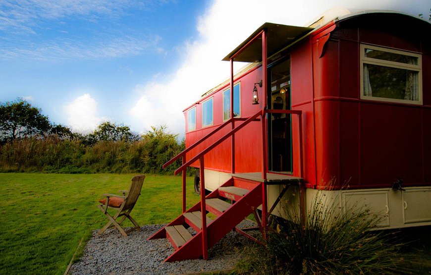 Romany Gypsy Caravan & Showmans Waggon - Unusual Rural Relaxation