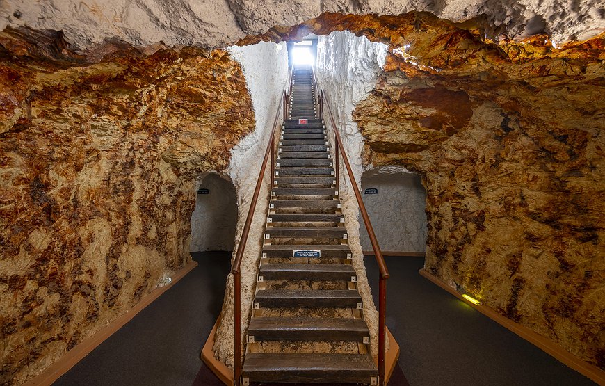 White Cliffs Underground Motel - Dugout Cave Home in Australia's Opal Mining Town