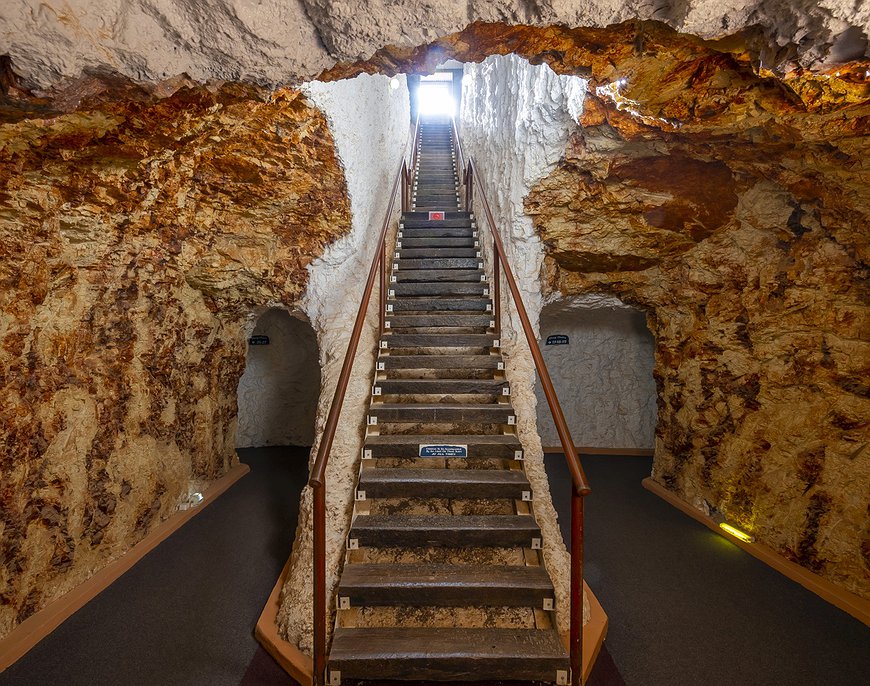 White Cliffs Underground Motel - Dugout Cave Home in Australia's Opal Mining Town