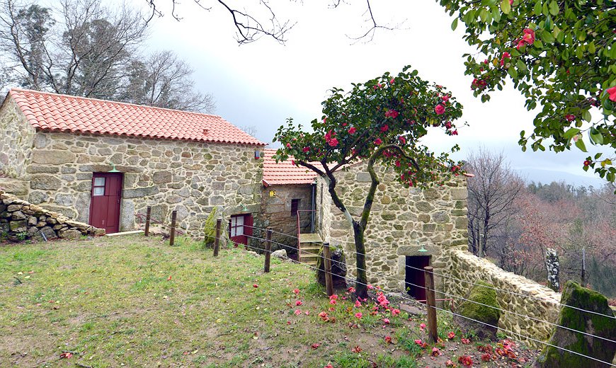 Traços d’Outrora - Rustic Stone Houses In The Portuguese Countryside