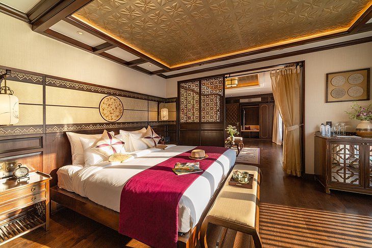 Heritage Line Ylang Ship Regency Suite - Grace Orchid Bedroom