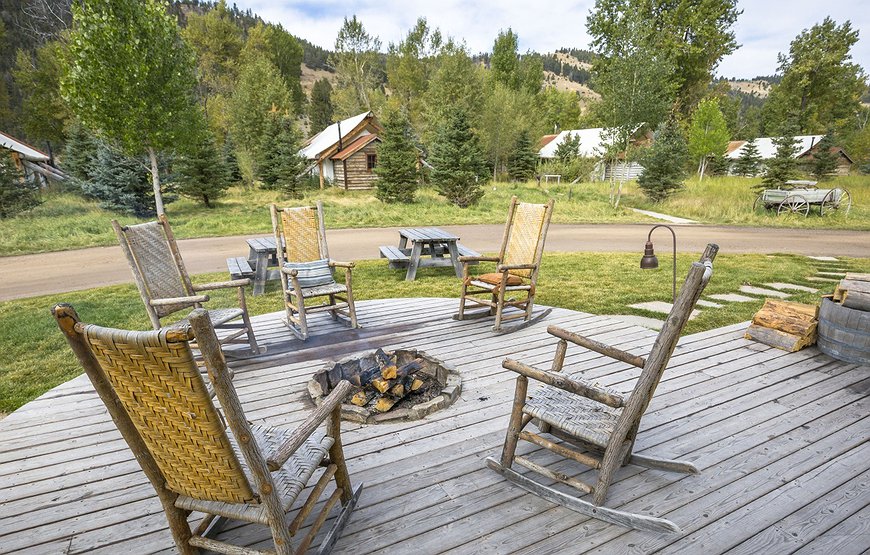 The Ranch At Rock Creek - Cowboy Life In A Pristine Valley Of Montana