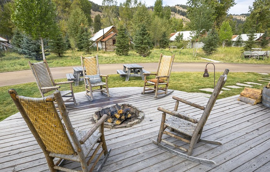 The Ranch At Rock Creek - Cowboy Life In A Pristine Valley Of Montana