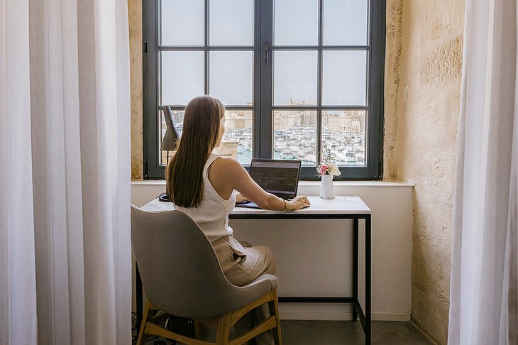 Cugó Gran Macina Harbor Facing Work Desk by the Window