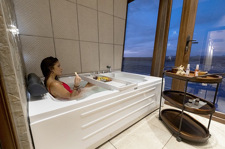 Palacio de Sal Spa Bath with View of Uyuni