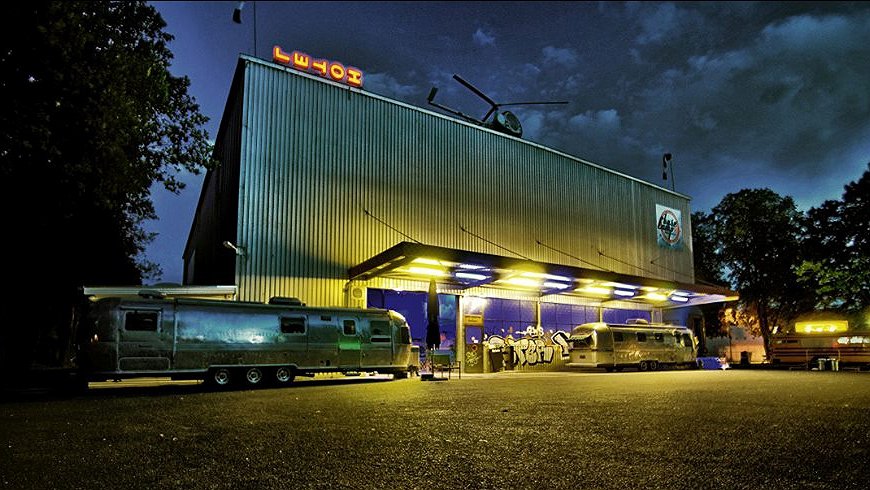 BaseCamp Hostel Bonn - Funky Vintage Caravans