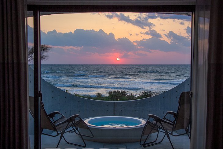 Izumo Hotel The Cliff Room Terrace with Jacuzzi during Sunset over the Sea