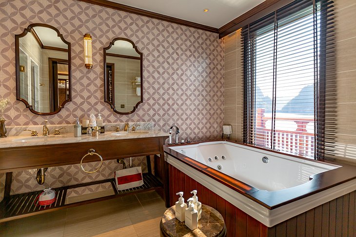 Heritage Line Ylang Ship Regency Suite - Glory Daisy Bathroom