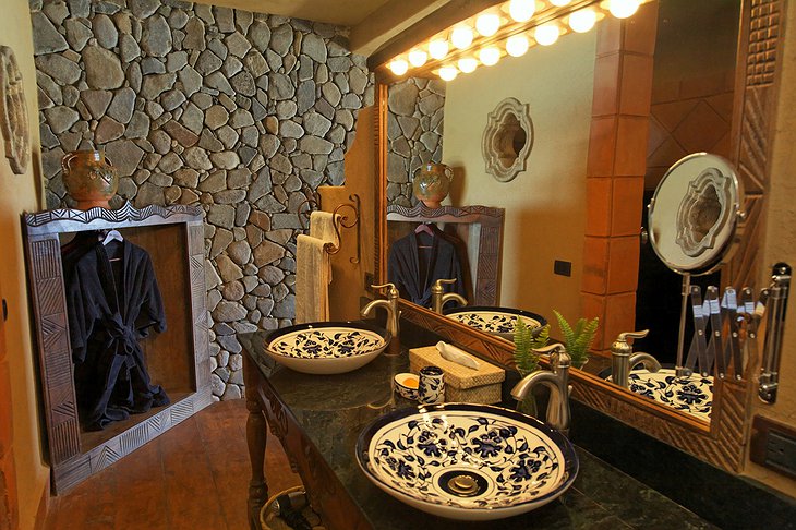 Laguna Lodge Monja Blanca Suite Bathroom